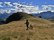 39 In vista della Baita Mincucco (1840 m) e del torrione con la croce (1832 m)